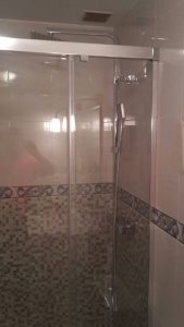 Cambio de bañera por ducha conservando la cenefa