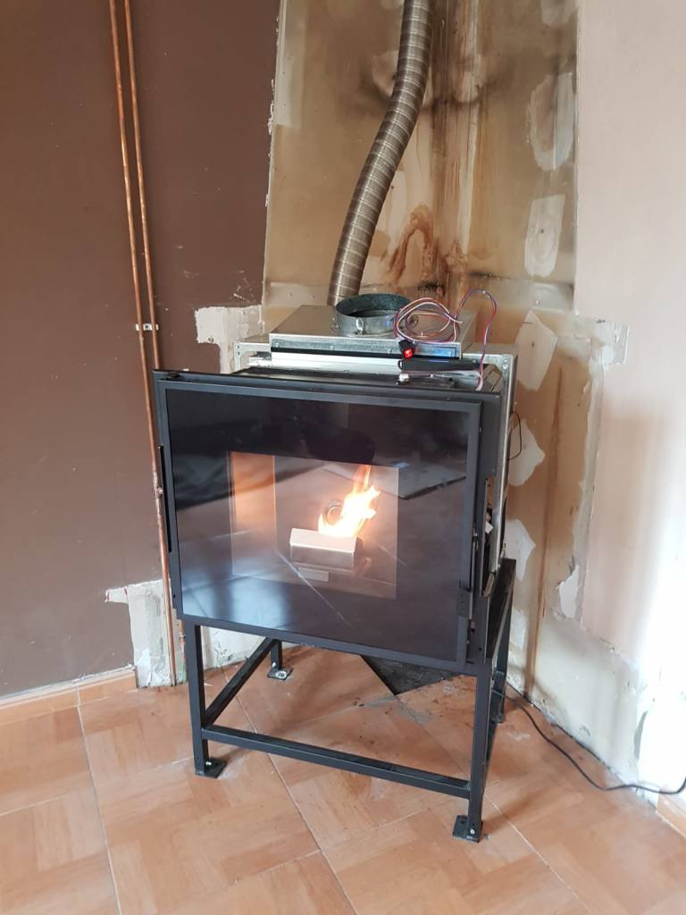 Instalación de insertable de pellets con radiadores